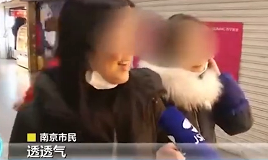 南京有市民將口罩拉低。網上截圖
