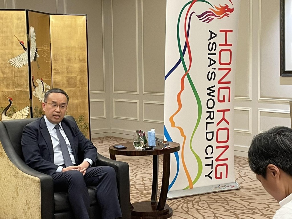 許正宇在東盟之行的首站新加坡接受了當地主要中、英文媒體訪問。（財經局FB圖片）
