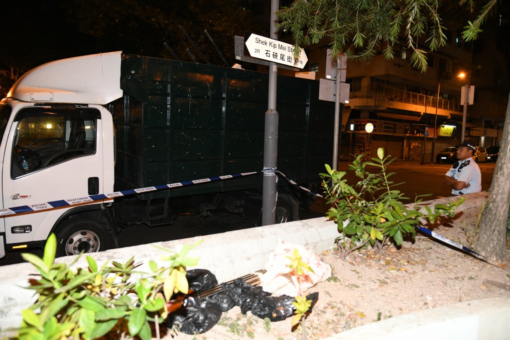 警方在石硤尾休憩公園發現約10支鐵通。黎志偉攝