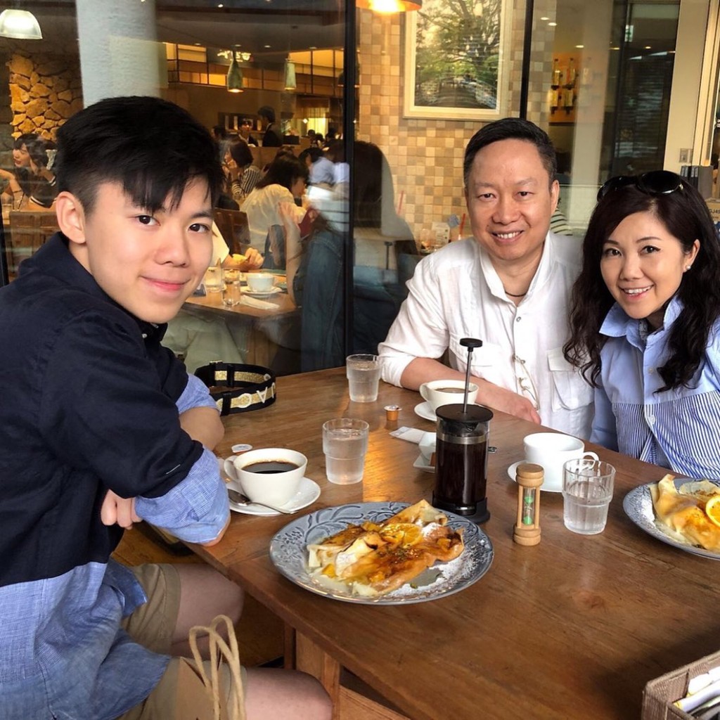 李天耀曾分享與家人的合照。