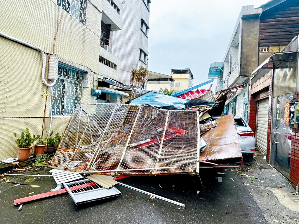 颱風過境台灣嘉義市區致滿目瘡痍。