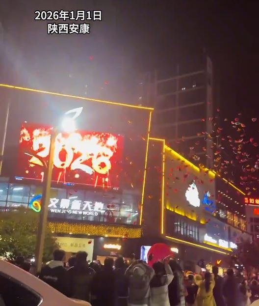 陝西有跨年活動民眾放氫氣球，導致架空電線短路，全區停電。抖音