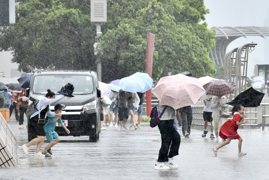 巿民都狂奔避雨，顯得狼狽不堪。盧江球攝