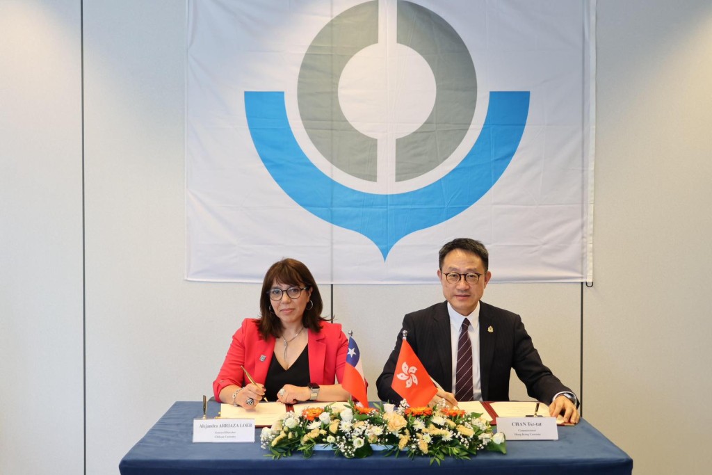 陳子達（右）與智利海關關長Alejandra Arriaza Loeb（左）於簽訂《認可經濟營運商互認安排》。政府新聞處