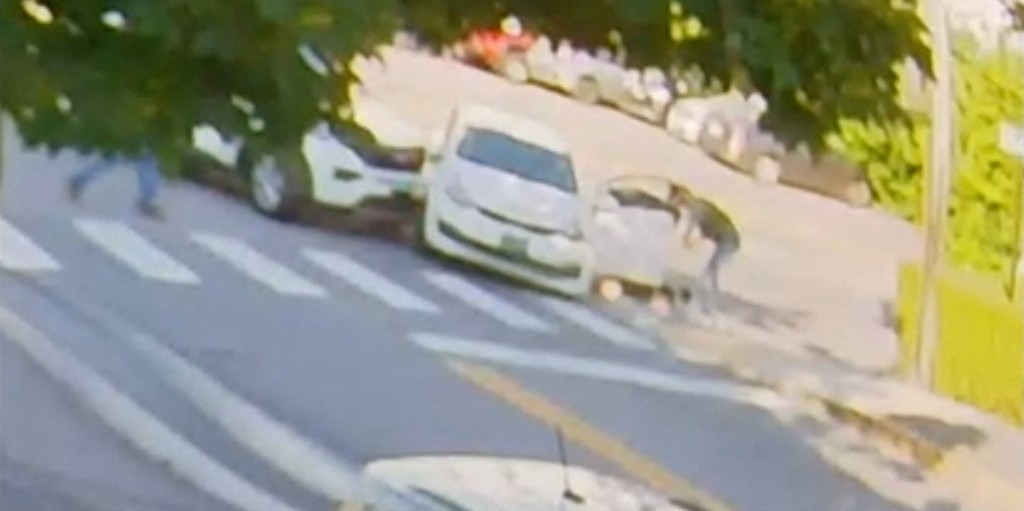ICE執法人員拉開車門。路透社