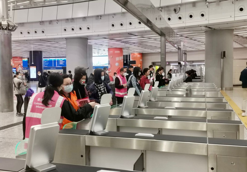 今早约11时，西九龙高铁站已有不少乘客在站外集合，主要是乘搭11时49分前往潮汕的高铁。港铁提供