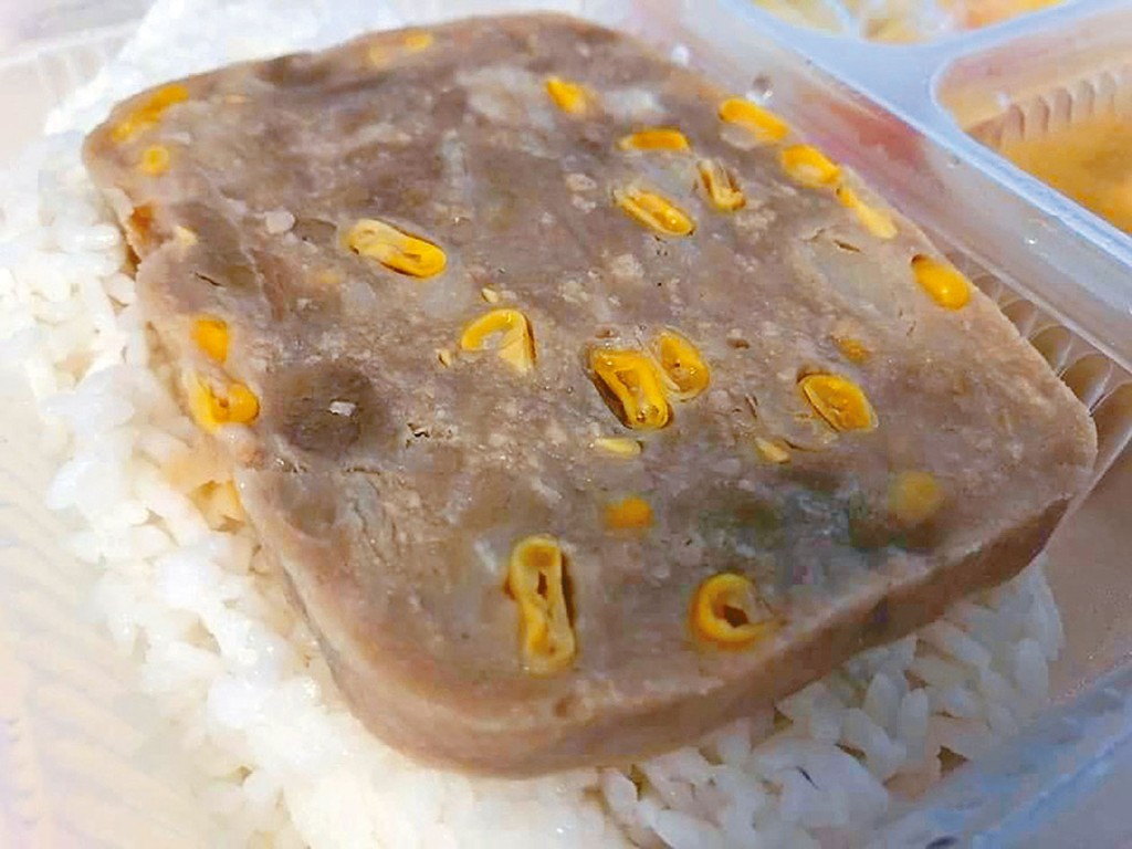 ■有市民投訴竹篙灣隔離營食物質素低劣,網上流出飯盒的照片。