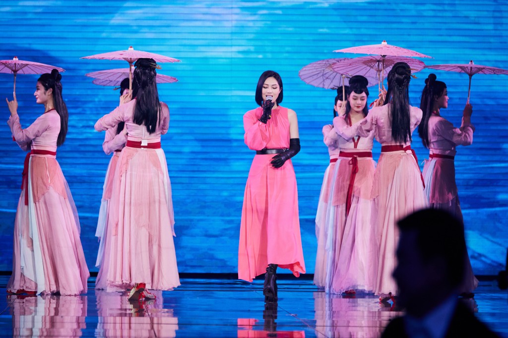 千嬅昨晚演出遇上很多港藝人特別開心。
