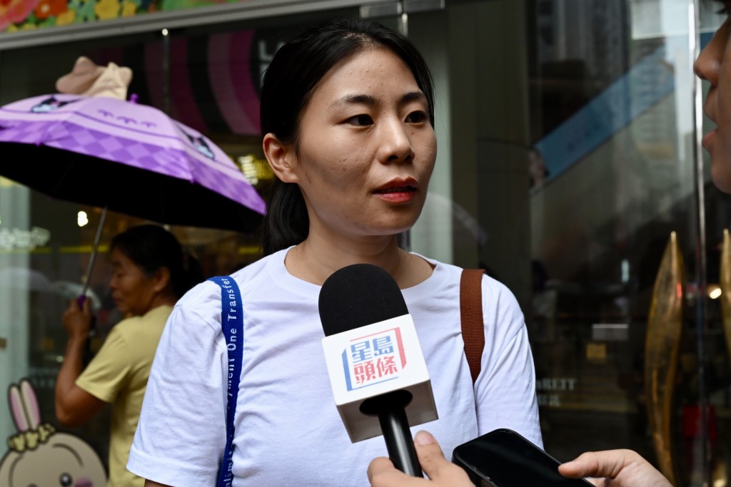姜小姐說,今次來港觀光7天,原本打算今日到中環摩天輪打卡,惟打風只好逛商場。 姜小姐說,今次來港觀光7天,原本打算今日到中環摩天輪打卡,惟打風只好逛商場。