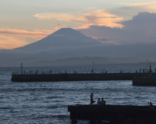 富士山昨日下了今年第一道雪。REUTERS