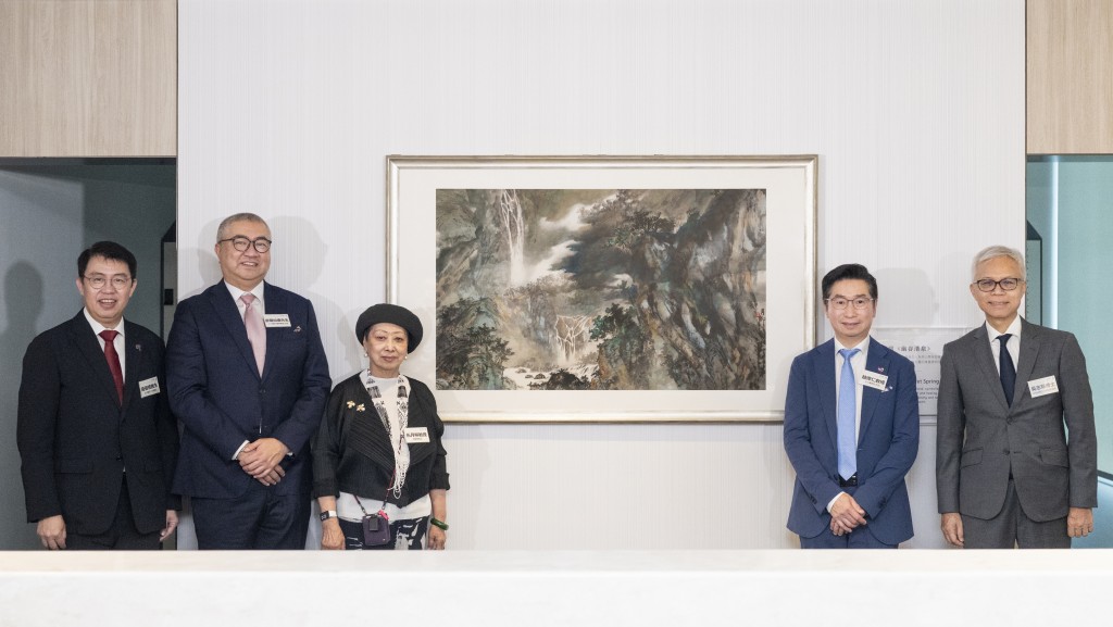 嶺藝會會長伍月柳(左三)、中大醫學院院長趙偉仁(右二)、香港故宮文化博物館館長吳志華(右一)、中大醫院董事會副主席歐陽伯康(左二)及中大醫院行政總裁鍾健禮(左一)於另一幅捐贈畫作《幽谷清泉》前合照。 嶺藝會會長伍月柳(左三)、中大醫學院院長趙偉仁(右二)、香港故宮文化博物館館長吳志華(右一)、中大醫院董事會副主席歐陽伯康(左二)及中大醫院行政總裁鍾健禮(左一)於另一幅捐贈畫作《幽谷清泉》前合照。