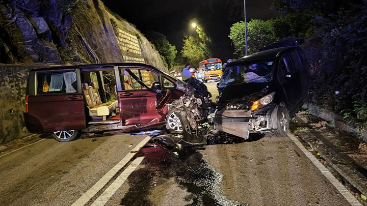 在石澳道發生的交通意外照片。警方提供