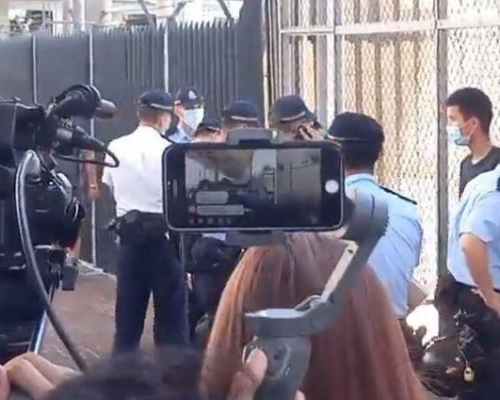 警員截查示威者。網圖