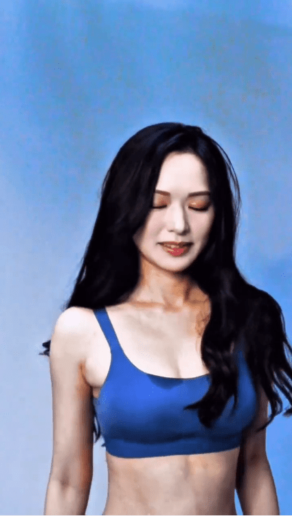 甜美笑容配搭火辣身形，散發知性又自信的女神氣場。