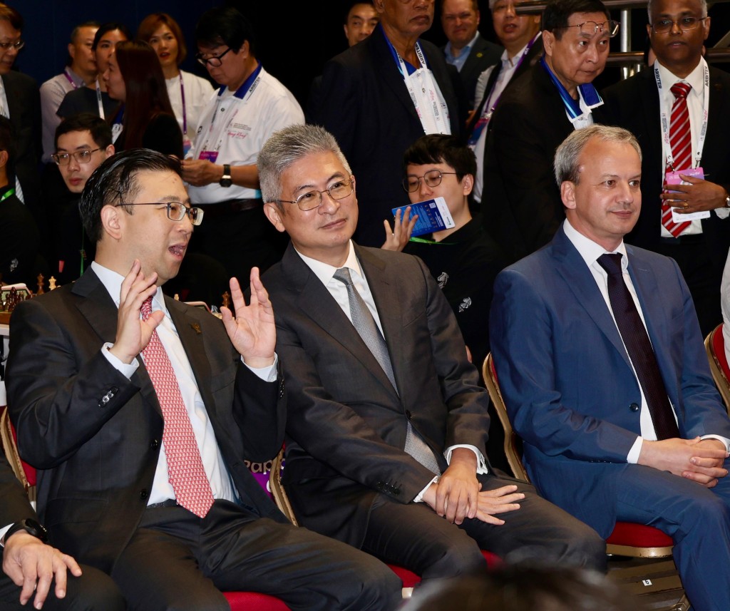 文体局副局长刘震（中）跟香港国际象棋总会荣誉会长高鼎国（左）言谈甚欢，右为国际棋联主席德沃尔科维奇。徐嘉华摄