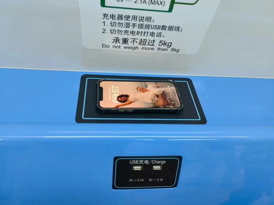 乘客只需將支持無線充電的手機放在指定區域，即可實現充電功能。