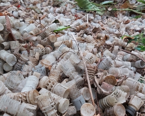 枪会近日陆续清理部分胶塞，大量铅粒及飞靶碎片则未被清理。受访者提供图片