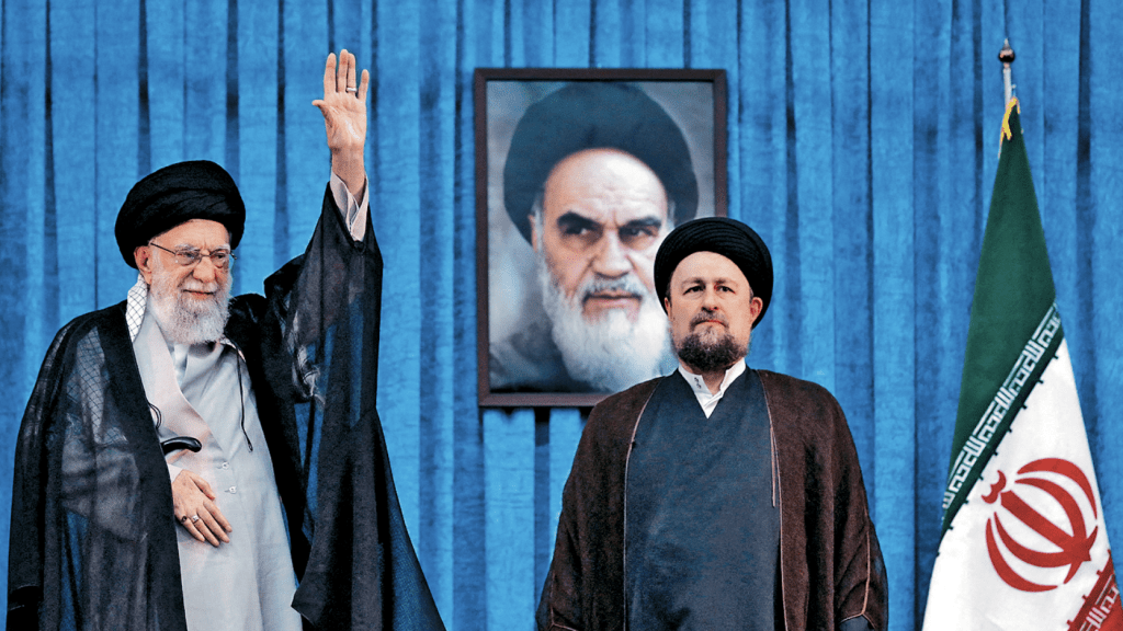 伊朗最高領袖哈梅內伊（左）日前遇襲身亡。