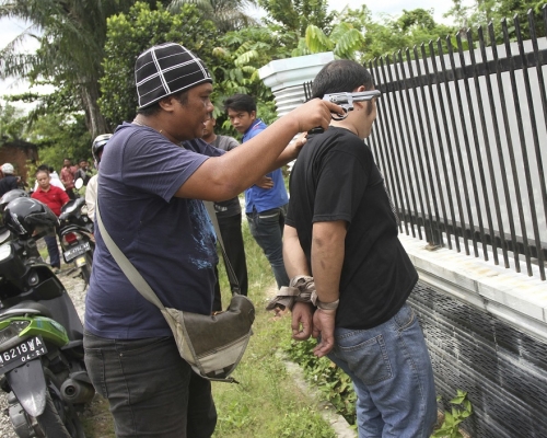 當局大規模搜捕逃犯。AP