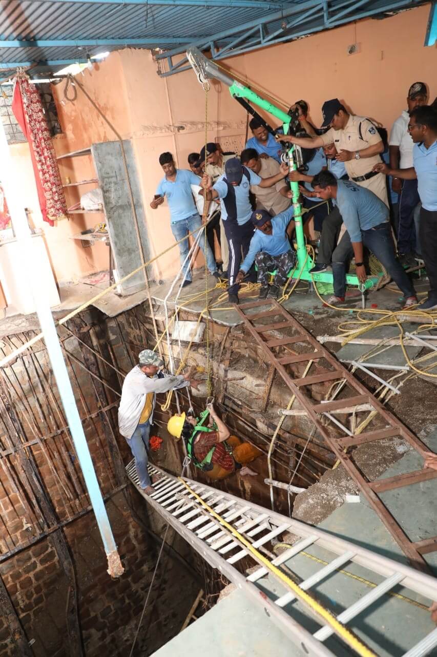 印度尔（Indore）寺庙地板崩塌，一名妇人获救。  Twitter/comindore