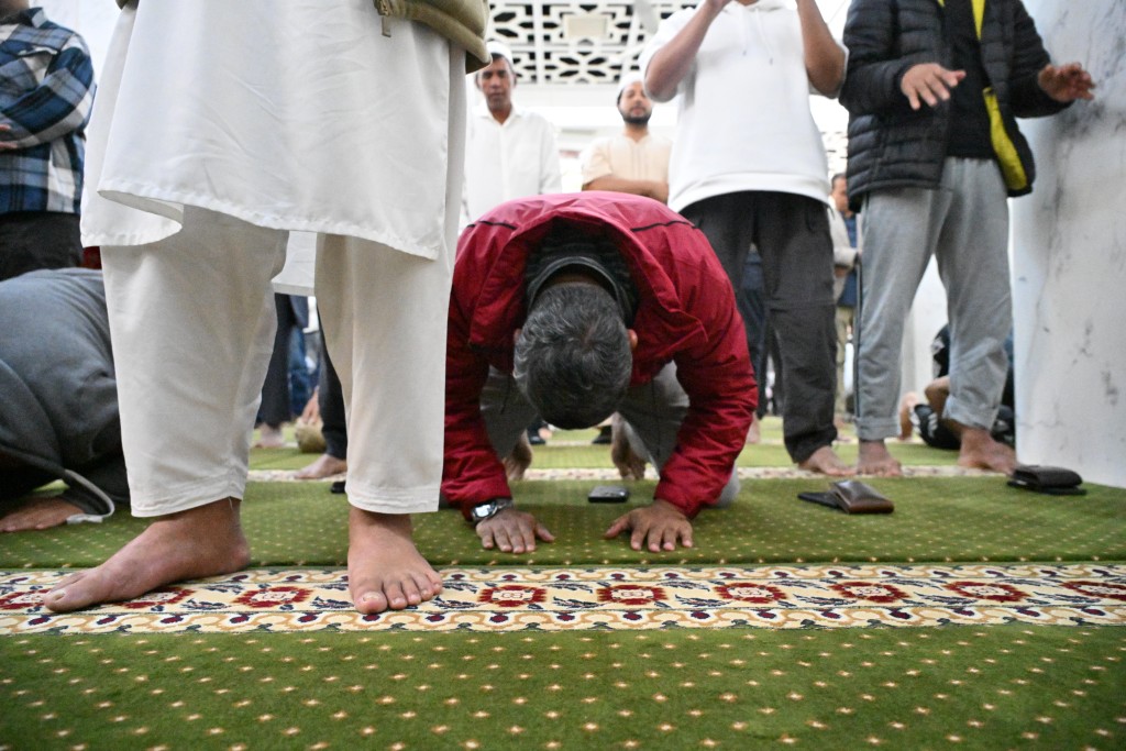 信眾跪拜禱告，為宏福苑火災罹難者致哀。