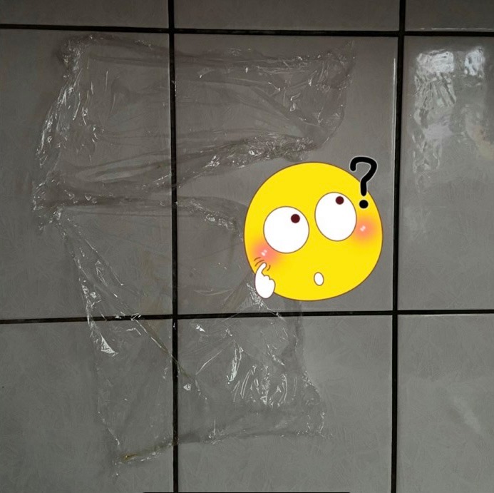 奶奶会将保鲜纸贴在墙上重用。（图片来源：Facebook@靠北婆婆2.0）