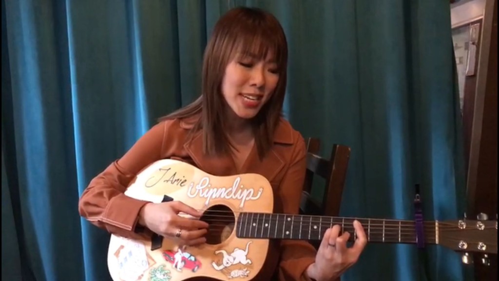 為該劇創作主題曲《風雨花》的J.Arie,更即場演繹。