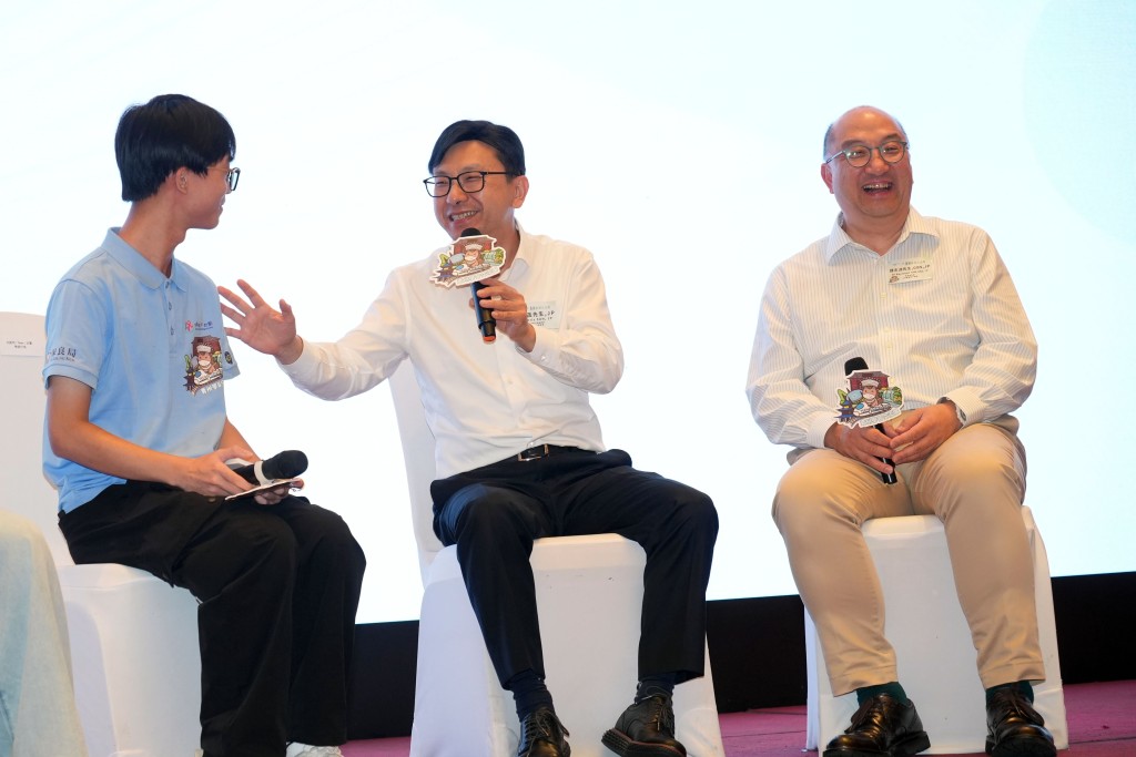 香港特別行政區政府勞工及福利局局長孫玉菡(中)及香港賽馬會公司事務執行總監譚志源(右)於歡迎晚宴上與學員交流。 香港特別行政區政府勞工及福利局局長孫玉菡(中)及香港賽馬會公司事務執行總監譚志源(右)於歡迎晚宴上與學員交流。