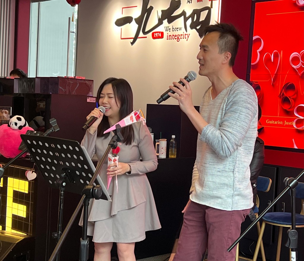 “廉政好声音”活动中献唱多支情歌。