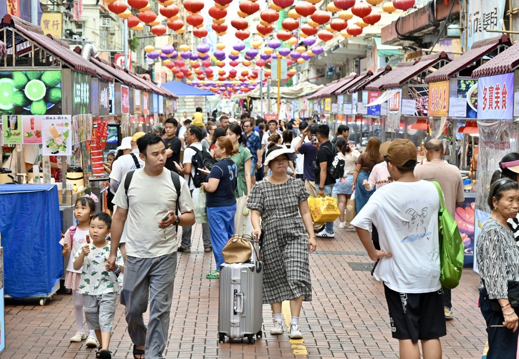 廟街夜巿現巿仍有約7000人流。