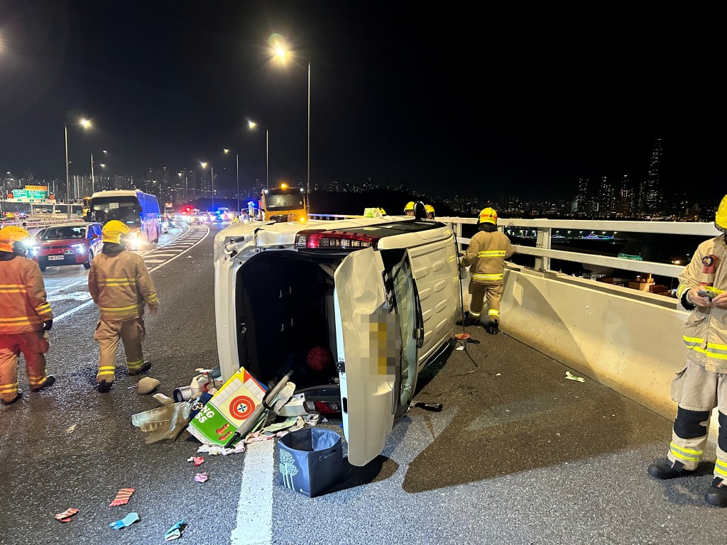 車內雜物散落一地。