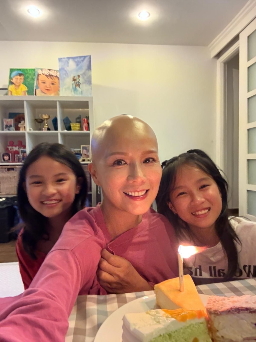 吴文忻的抗癌之路绝不简单，幸有两个宝贝女儿支持。