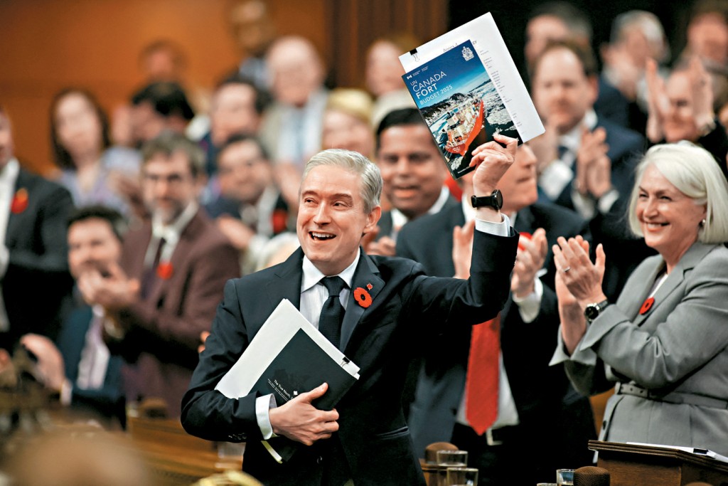 加拿大財長商鵬飛在國會展示財政預算案冊子。