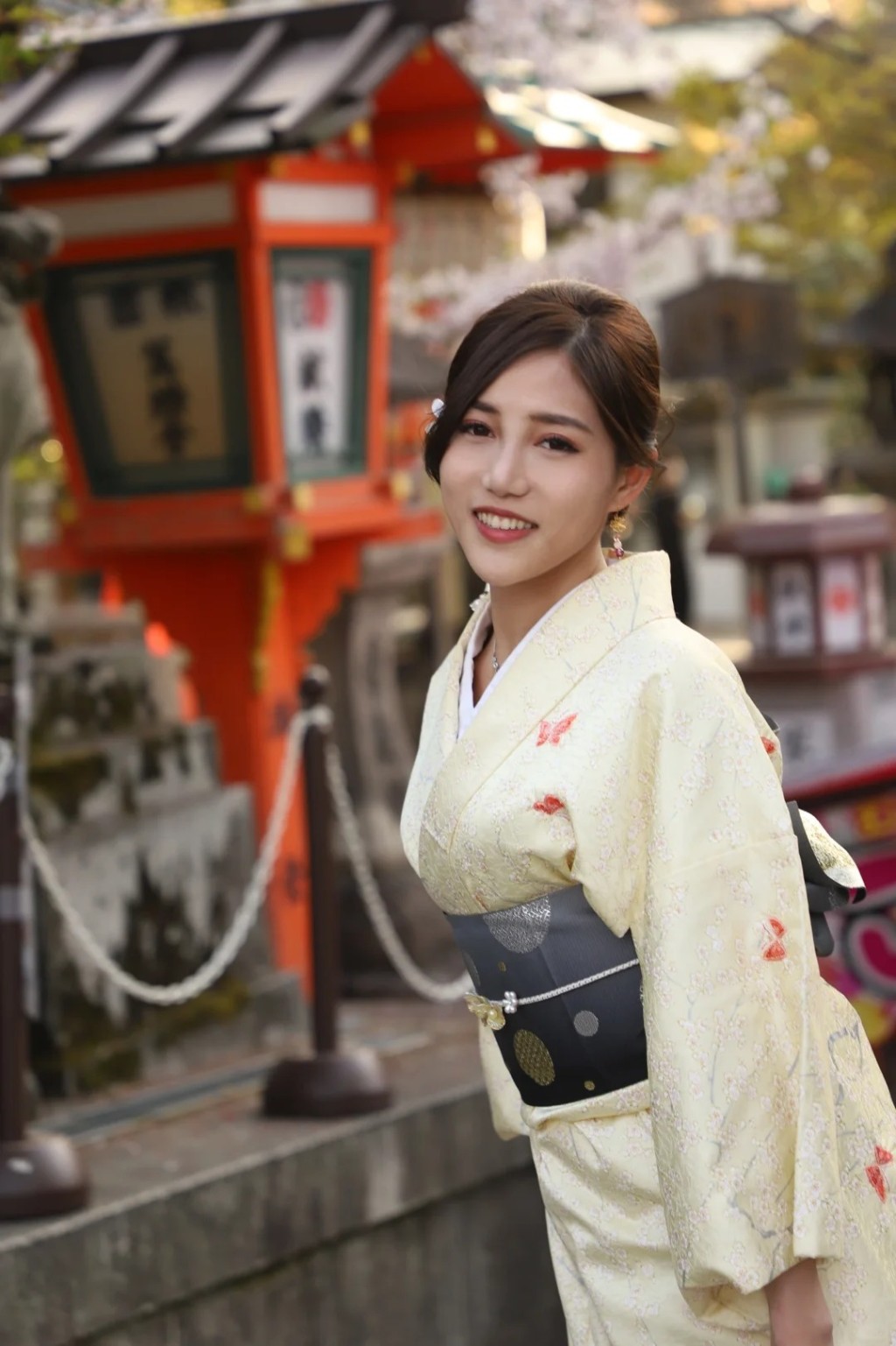鄧潔瑩較早前到日本旅遊，穿上和報留倩影。