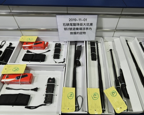 警方行動中檢獲電槍和伸縮棍等證物。資料圖片