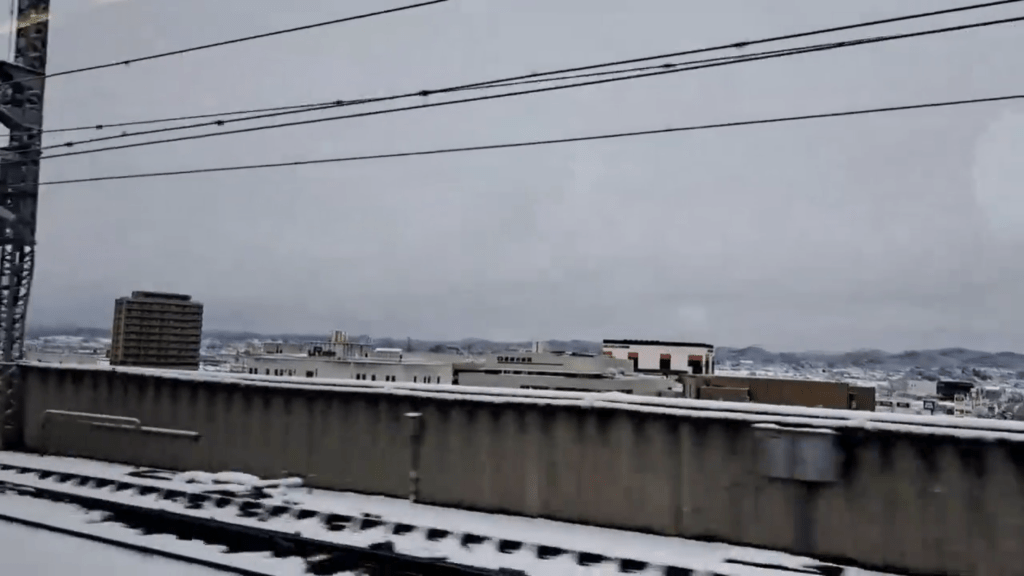 新幹線列車經過月台直衝500米才在路軌中心停下來。 X