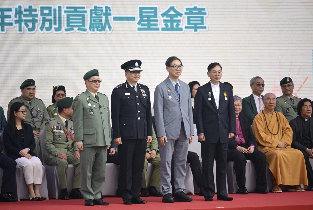 入境處處長郭俊峯（前排左二）頒發「頒發香港童軍115周年特別貢獻一星金章」