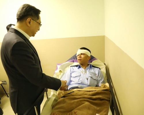 盧偉聰探望受傷警員。警方圖片