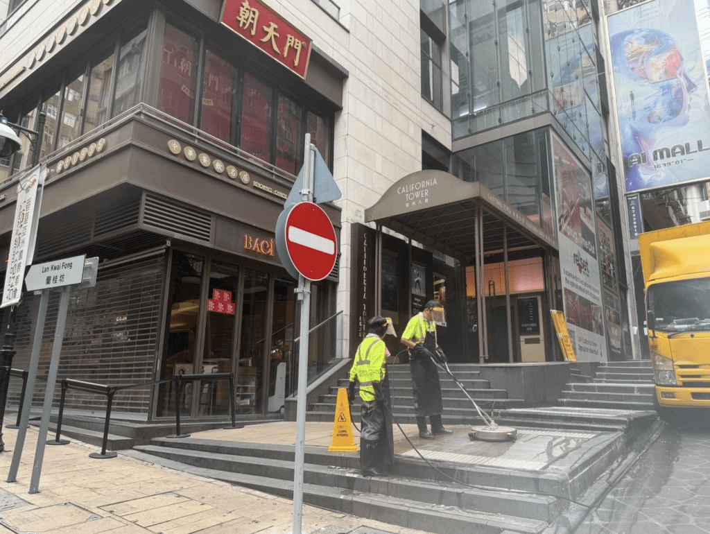 為配合中環萬聖節活動，食環署在蘭桂坊及附近地區提升街道及公廁清潔服務。食環署圖片