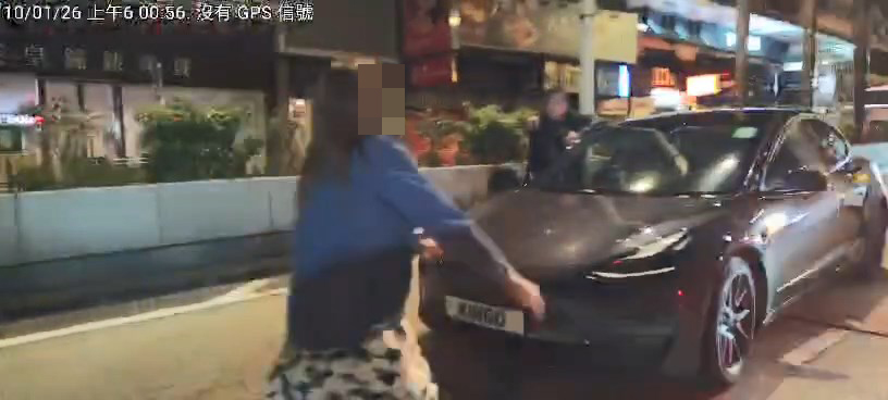 女子衝上前拗斷Tesla的水撥。網上片段截圖