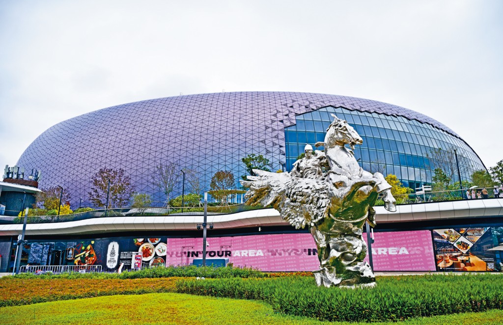 任哲創作的巨型雕塑《壯志凌雲》矗立在啟德體育園美食海灣的星海園內。