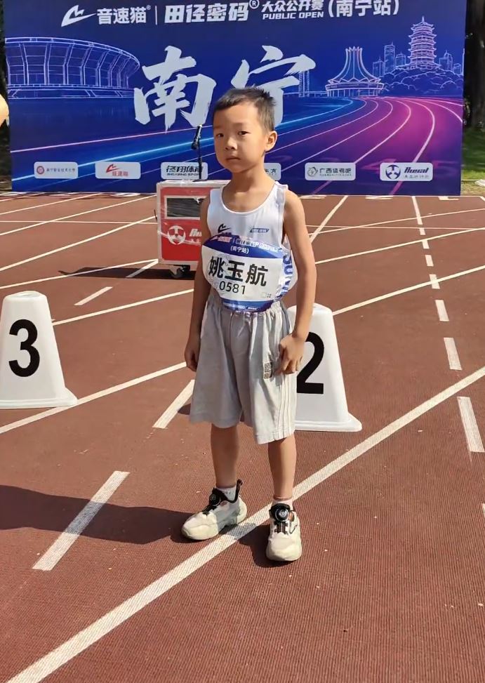 姚玉航面對一眾成人對手，絲毫不懼，認真地完成賽事。抖音