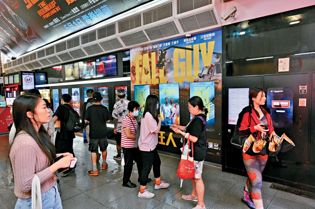 電影業界要延續市民對電影的狂熱並不容易，一眾電影人正致力探索令港產片復甦的方向。