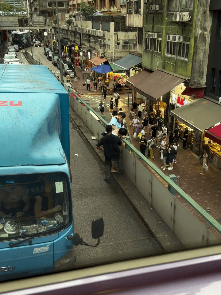 兩名警員在鵝頸橋近街市位置截獲疑犯。FB：車Cam L（香港群組）