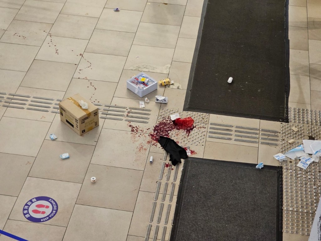 現場遺下大灘血迹。