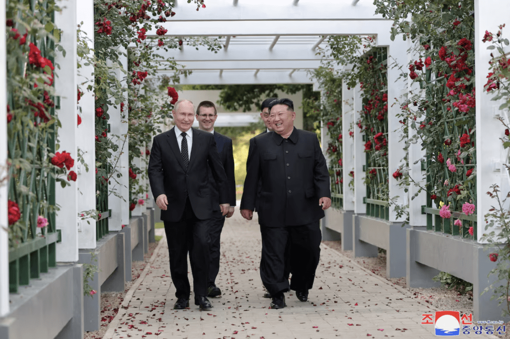 今年6月，俄罗斯总统普京与北韩领导人金正恩会面期间，成功邀请北韩在顿内茨克和卢甘斯克设立外交使团。路透社