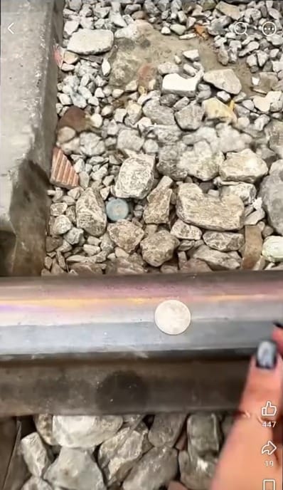 港客越南火车轨放硬币自制“手信”惹狂轰，网民怒指可致出轨。