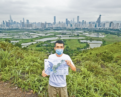■劉兆強指三幅土地無縫連接的魚塘，是后海灣濕地生態系統一部分。