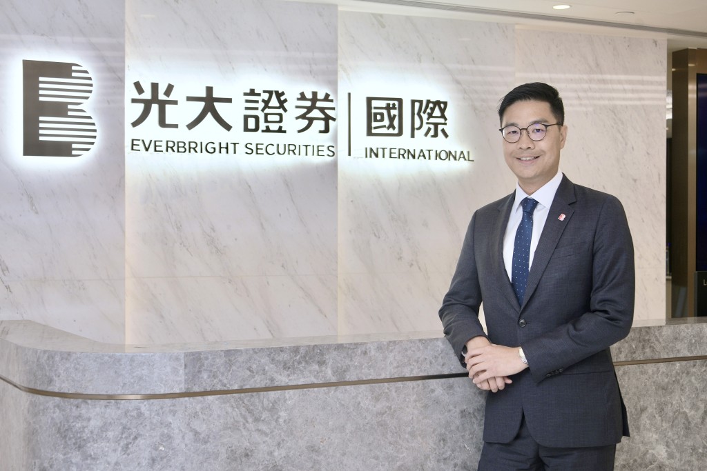 光大證券國際董事總經理胡寶聲指出,隨着歐美資金回流、本港整體股市暢旺,內地企業將可直接用A股股價來制訂H股招股價。 光大證券國際董事總經理胡寶聲指出,隨着歐美資金回流、本港整體股市暢旺,內地企業將可直接用A股股價來制訂H股招股價。