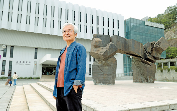张秉权正撰写《香港戏剧史论》，中大图书馆有海量戏剧资料供他参考。